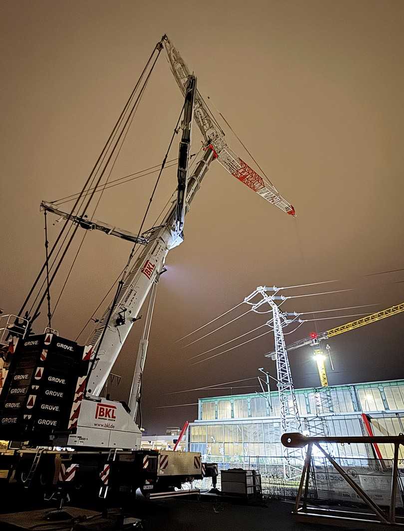 Gerüstet mit einem 49 Meter Wippausleger und Y-Abspannung hebt ein GMK6450-1 die über 16 Tonnen schweren Kranteile über die Stromleitung hinweg in den Bahnhof. | Foto: BKL Baukran Logistik GmbH