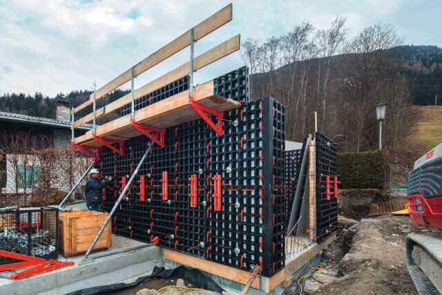„Duo“ im Einsatz beim Schalen von Wänden für ein Bootshaus in Zetl am See in Österreich. | Fotos: Peri