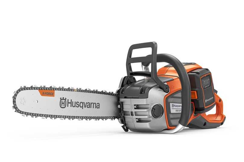 Durch den bequemen Akku-Wechsel lässt sich die Kettensäge 550i XP im Arbeitsalltag in unterschiedlichen Situationen flexibel nutzen. | Foto: Husqvarna