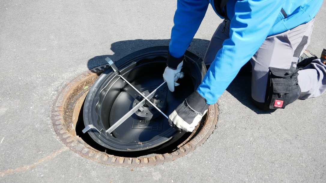 Fremdwasser im Abwassernetz: Zuflüsse am Kanalschacht effizient stoppen