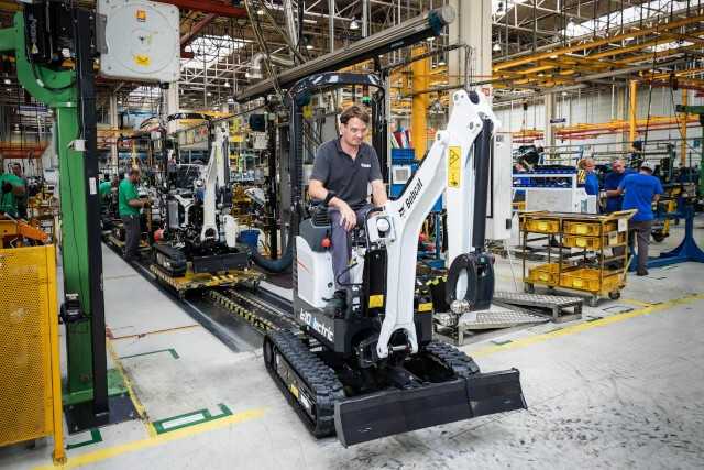 2.000 Minibagger vom Typ E08, E10z und E10e kann Bobcat auf der Fertigungslinie in Dobris produzieren. Zurzeit verhandelt das Unternehmen mit seinen Zulieferern, wie die Stückzahlen nachfragegerecht erhöht werden können. 2.000 Minibagger vom Typ E08, E10z und E10e kann Bobcat auf der Fertigungslinie in Dobris produzieren. Zurzeit verhandelt das Unternehmen mit seinen Zulieferern, wie die Stückzahlen nachfragegerecht erhöht werden können.