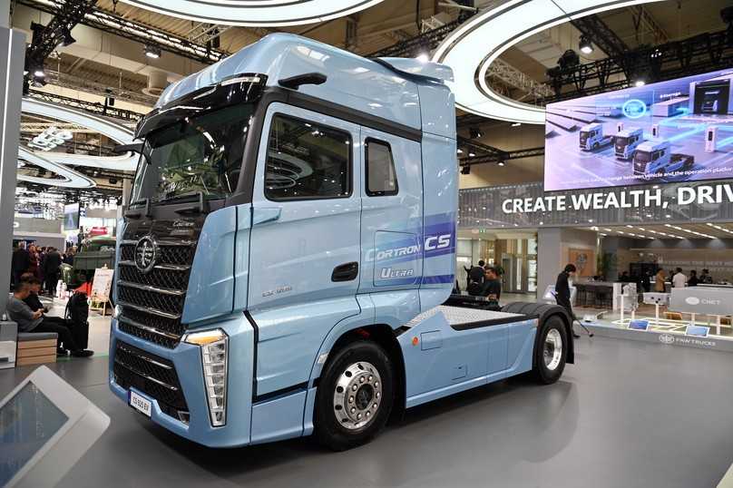 Der stromgetriebene FAW Cortron CS 925 EV nutzt eine 800-V-Architektur und wird von einer 550 kW (748 PS) starken E-Achse angetrieben. | Foto: FH Der stromgetriebene FAW Cortron CS 925 EV nutzt eine 800-V-Architektur und wird von einer 550 kW (748 PS) starken E-Achse angetrieben. | Foto: FH