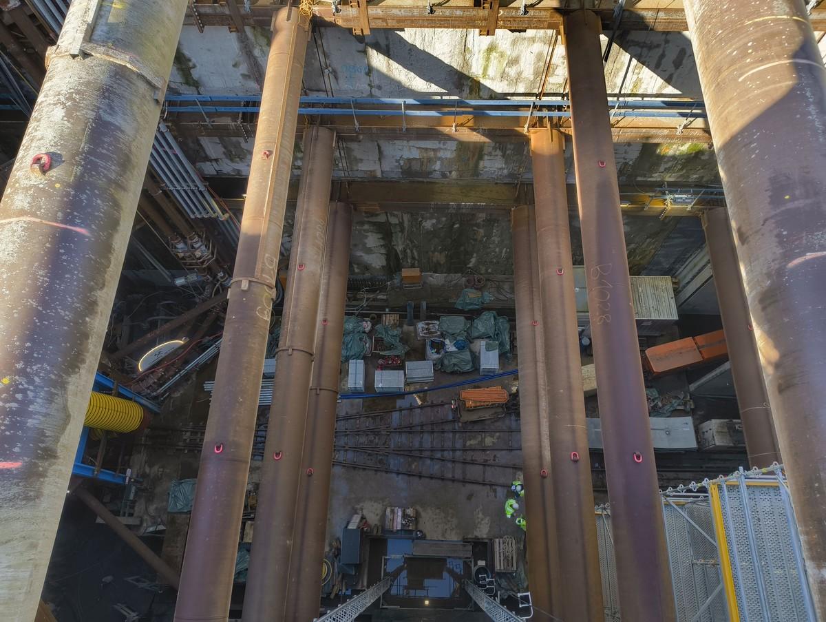 Der ElbX-Startschacht ist 25 m tief, mit einem Baufahrstuhl geht es hinab. | Foto: B_I/Saric