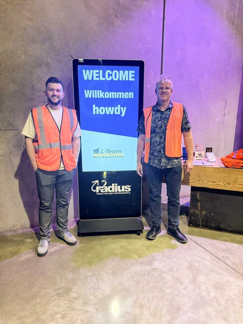 Herzlicher Empfang der deutschen Reisegruppe bei Radius HDD zusammen mit Marlon Laubach (l.) und Horst Laubach (r.), GF von L-Team Baumaschinen | Foto: L-Team Baumaschinen Herzlicher Empfang der deutschen Reisegruppe bei Radius HDD zusammen mit Marlon Laubach (l.) und Horst Laubach (r.), GF von L-Team Baumaschinen | Foto: L-Team Baumaschinen