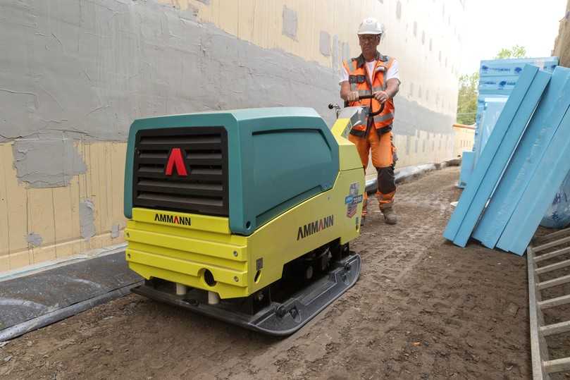 Branchenweit einzigartig ist die vollelektrische, schwere Rüttelplatte eAPH 70/95. | Foto: Ammann Branchenweit einzigartig ist die vollelektrische, schwere Rüttelplatte eAPH 70/95. | Foto: Ammann