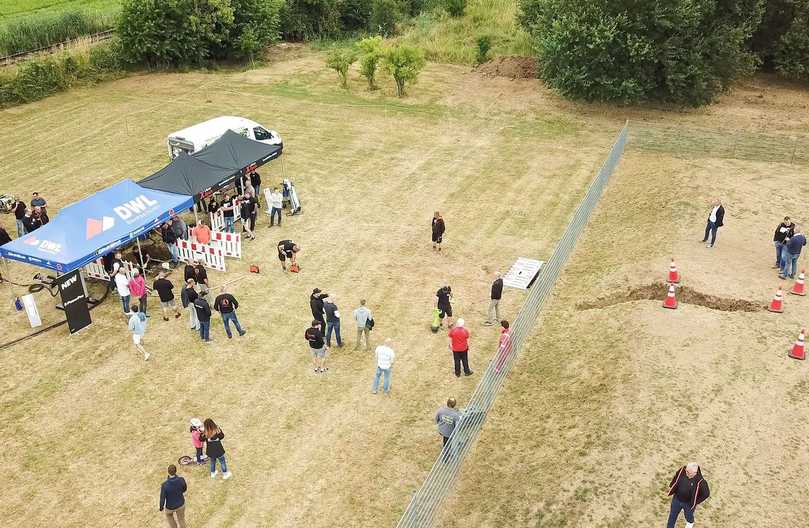 Blick auf den Wettkampf Schweiz vs. Deutschland, mit der Minispülbohranlage MiniRockDrill gegen die Akku-Power Horizontalbohranlage Drill-Vole 2.0. | Foto: L-Team Baumaschinen Blick auf den Wettkampf Schweiz vs. Deutschland, mit der Minispülbohranlage MiniRockDrill gegen die Akku-Power Horizontalbohranlage Drill-Vole 2.0. | Foto: L-Team Baumaschinen