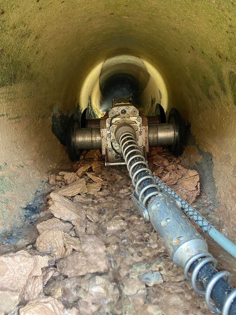 Beim 15. Deutschen Reparaturtag geht es darum, wie Schäden und betriebliche Einschränkungen gezielt behoben werden können. Ein Beispiel für erfolgreiche Reparaturpraxis ist der Einsatz des Höchstdruck-Wasserstrahlroboters „Bruno“ in einem Durchlass unter einer Bundesstraße im Neckar-Odenwald-Kreis, dessen Querschnitt durch massive Kalkablagerungen um bis zu 50 Prozent reduziert war. | Foto: Mauerspecht GmbH