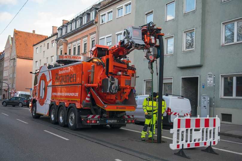 Hauptverkehrsstraße Großer Graben in Augsburg. Vor der Sanierung wird der Kanal mit Hochdruck durch Kanalservice Braunen gereinigt. | Foto: Andreas Mauritz, Jockgrim Hauptverkehrsstraße Großer Graben in Augsburg. Vor der Sanierung wird der Kanal mit Hochdruck durch Kanalservice Braunen gereinigt. | Foto: Andreas Mauritz, Jockgrim
