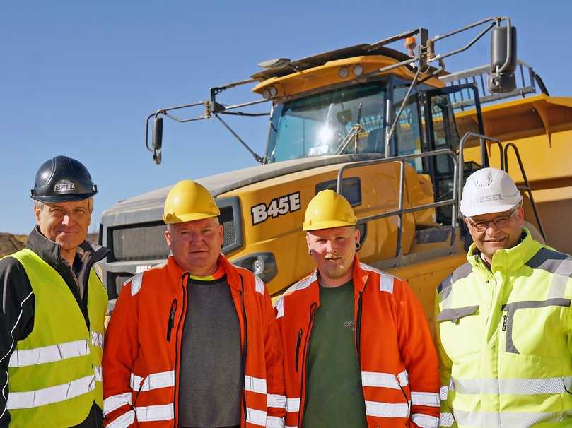 Ortstermin (v. l.): Bell-Verkaufsleiter Andreas Reinert, Werkstattleiter Enrico Hoffmann, Fahrer/Techniker Sebastian Fuchs, beide Kalkwerke Ostrau, sowie Kiesel-Gewinnungsexperte Walter Michels. | Foto: Bell Equipment