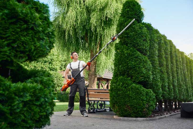 Die Arbeit als Landschaftsgärtner ist heute weniger körperlich belastend als früher, auch wegen technischer Entwicklungen wie etwa elektrische Trimmer. | Foto: AdobeStock