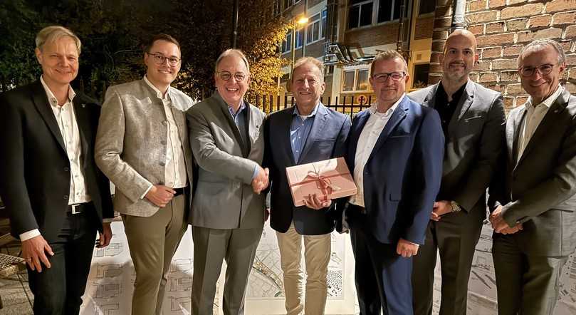 Übergabe der Buga-Bewerbung: Peter Nußbaum (von links), Bürgermeister von Lichtenstein, Eric Sindek, Bürgermeister von Eningen unter Achalm, Reutlingens Oberbürgermeister Thomas Keck, Thomas Banzhaf, Vorsitzender der Gesellschafterversammlung der DBG, Pfullingens Bürgermeister Stefan Wörner, Dr. Christian Majer, Bürgermeister von Wannweil, und Bernd Haug, Bürgermeister der Gemeinde Kirchentellinsfurt. | Foto: DBG