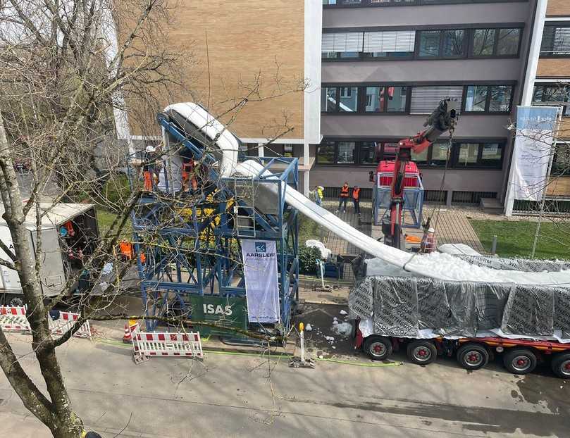 Der Synthesefaserliner wird am Inversionsturm befestigt und mittels Wasserdruck in den Kanal hineingestülpt. Damit der Liner nicht vorzeitig härtet, wird er für den Transport mit Eis gekühlt. | Foto: Aarsleff Rohrsanierung Der Synthesefaserliner wird am Inversionsturm befestigt und mittels Wasserdruck in den Kanal hineingestülpt. Damit der Liner nicht vorzeitig härtet, wird er für den Transport mit Eis gekühlt. | Foto: Aarsleff Rohrsanierung