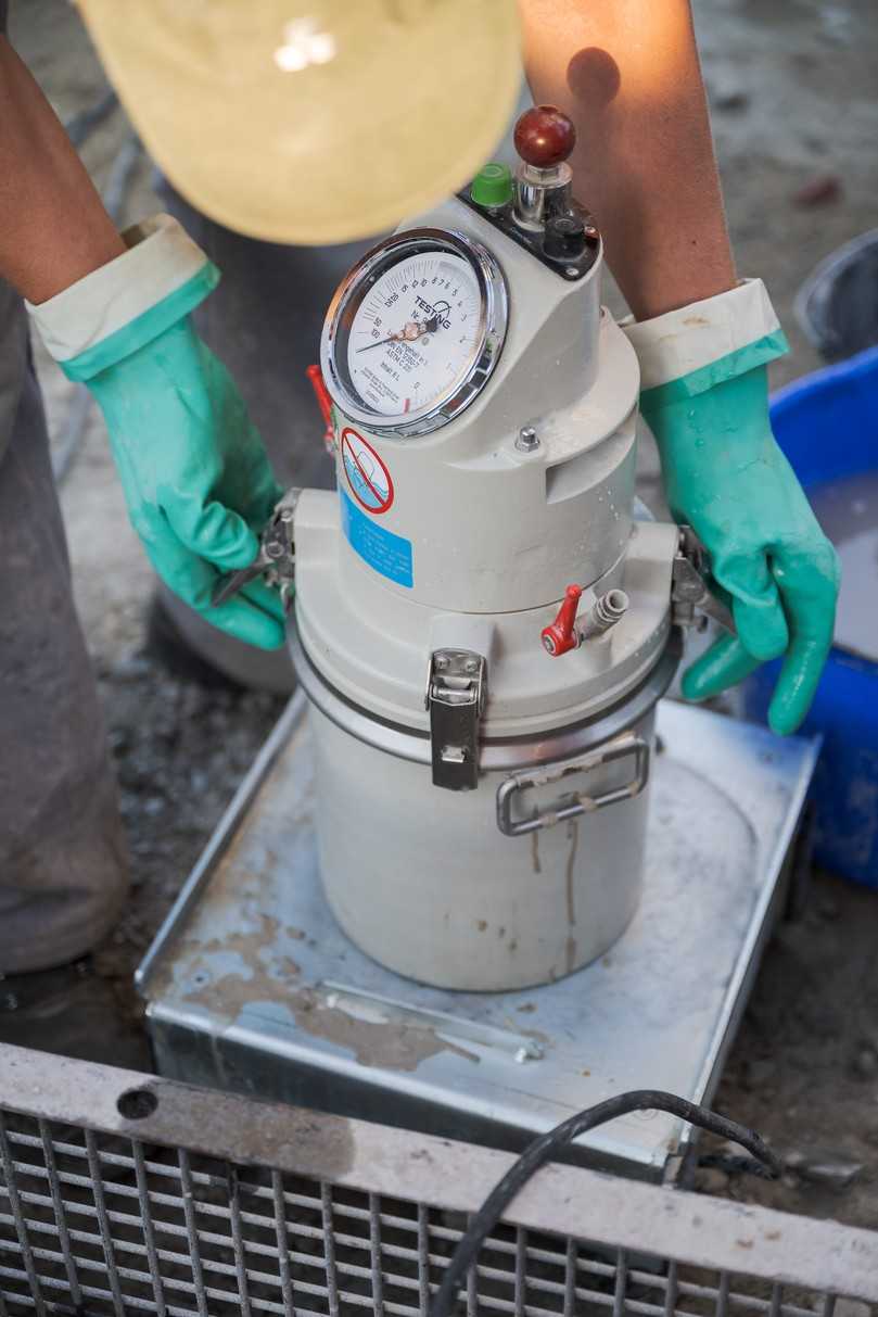 Vor jeder Betonage wurde das Ausbreitmaß überprüft und die Luftporen im Beton mit Hilfe eines Luftporenmessgerätes (Bild) kontrolliert. | Foto: Heidelberg Materials AG I Sebastian Engels