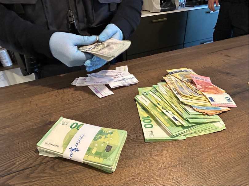 Rund 100.000 Euro Bargeld wurden sichergestellt. | Foto: Hauptzollamt Ulm
