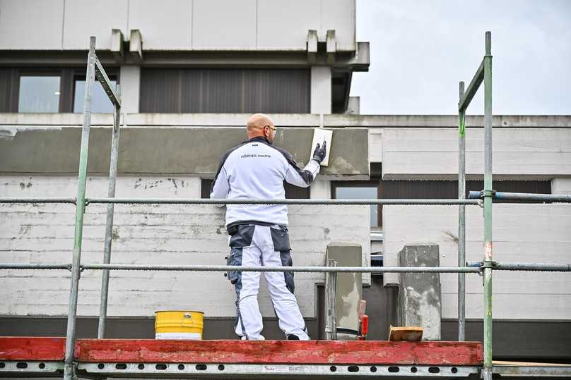 Abreiben des Feinspachtels Icoment-520: Er eignet sich ideal als Untergrund für nachfolgende OS-Beschichtungen. | Foto: Sika Abreiben des Feinspachtels Icoment-520: Er eignet sich ideal als Untergrund für nachfolgende OS-Beschichtungen. | Foto: Sika