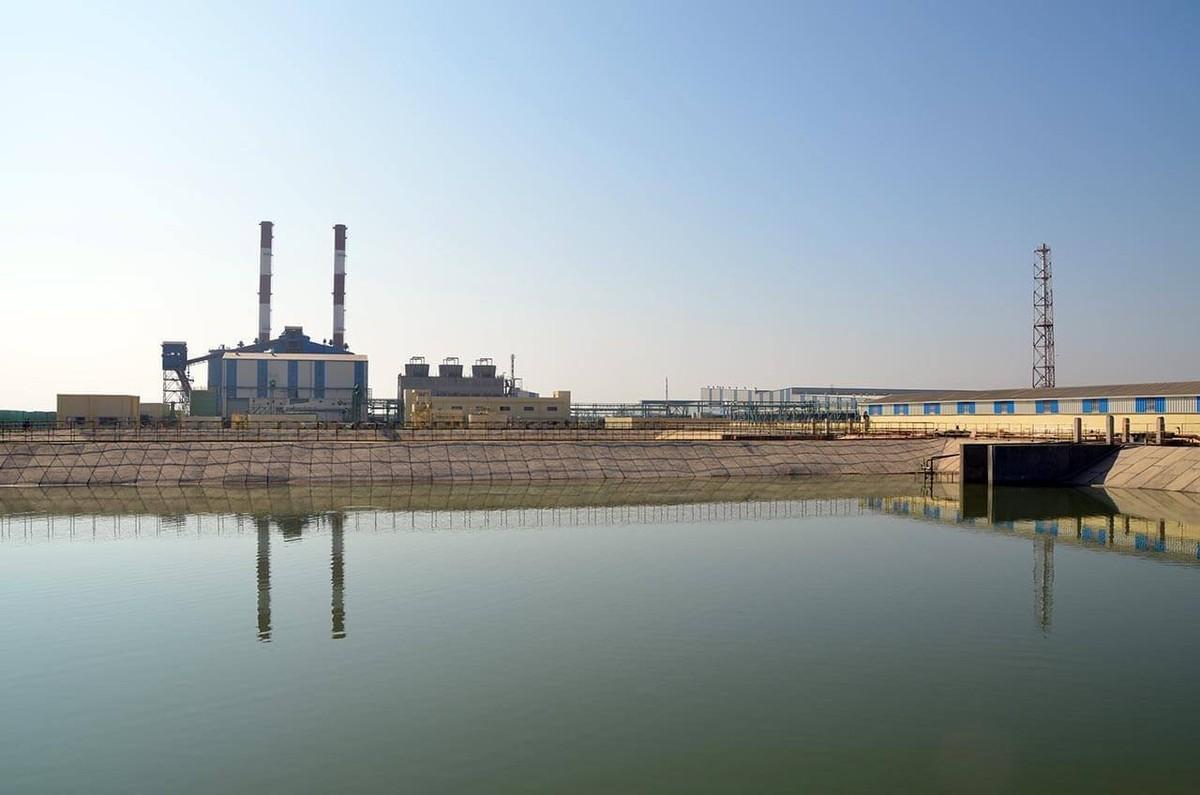 Wasserbecken mit Wasser für Fabrik und Kraftwerk. Pro Stunde werden dort bis zu 66 Tonnen Kohle verfeuert. Etwa 40% seiner Energie bezieht BKT aus Windkraft. Wasserbecken mit Wasser für Fabrik und Kraftwerk. Pro Stunde werden dort bis zu 66 Tonnen Kohle verfeuert. Etwa 40% seiner Energie bezieht BKT aus Windkraft.