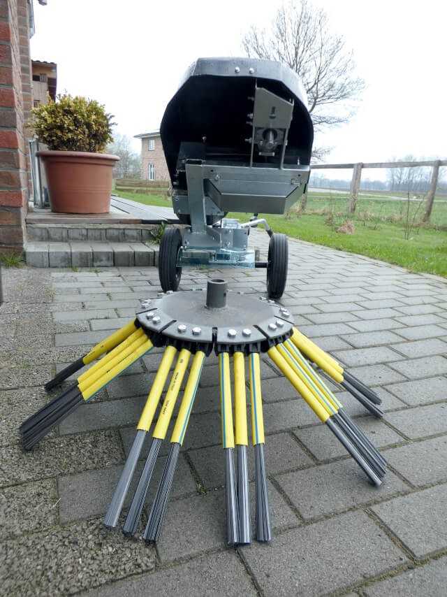 Die Profi-Maschine Greenbuster Pro III kurz vor der Montage des optionalen Roadsweeper Bürstenkopfs mit 10 x 3 Flachstahlbürsten.