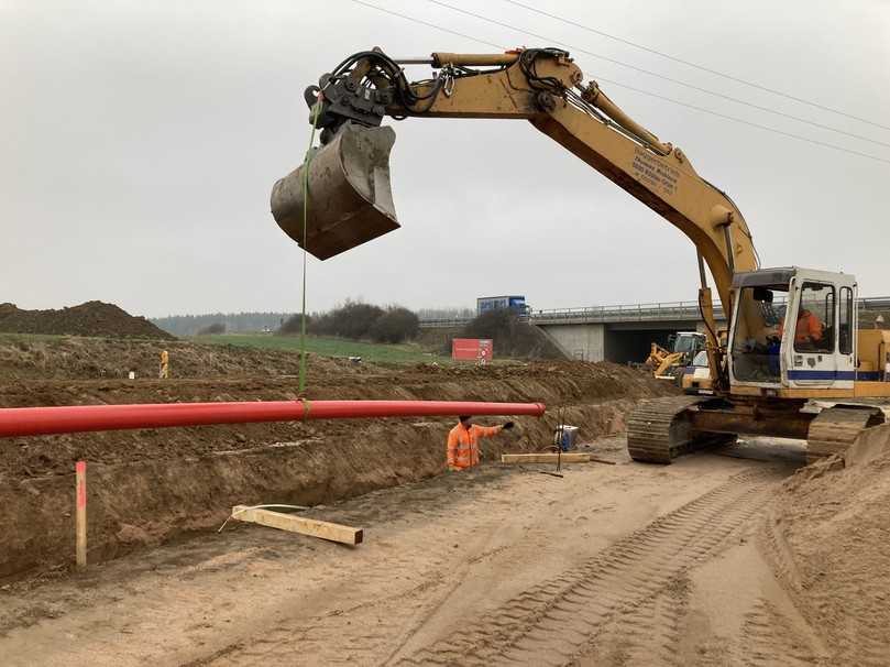 Einfaches Verlegen der einzelnen Rohre mit dem Bagger | Foto: Sabug Einfaches Verlegen der einzelnen Rohre mit dem Bagger | Foto: Sabug