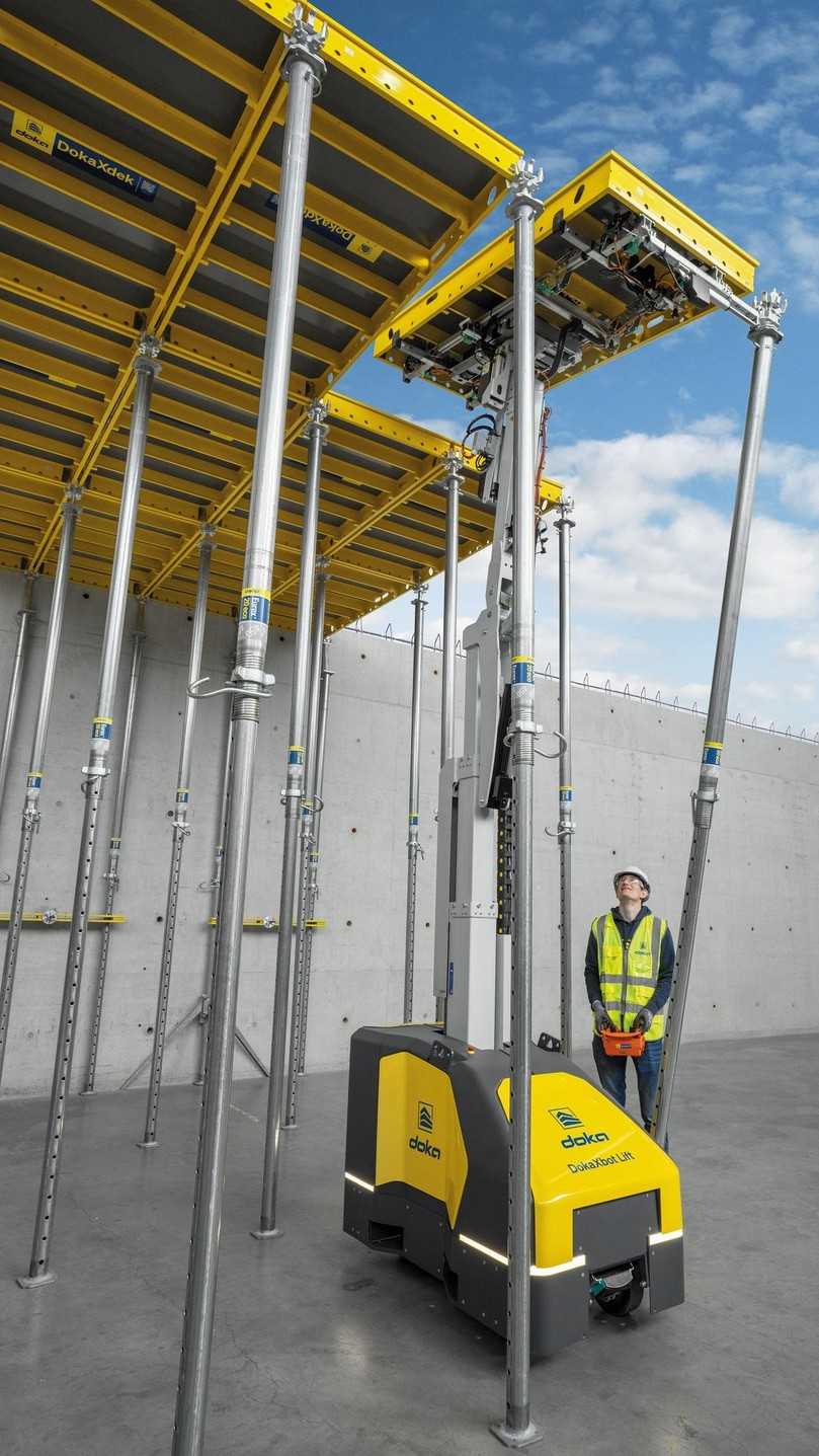 Automatische Höhenanpassung, sensorbasierte Feinpositionierung: Der semi-autonome DokaXbot Lift macht das Einheben der Deckenschalung sicherer und schneller. | Foto: Doka