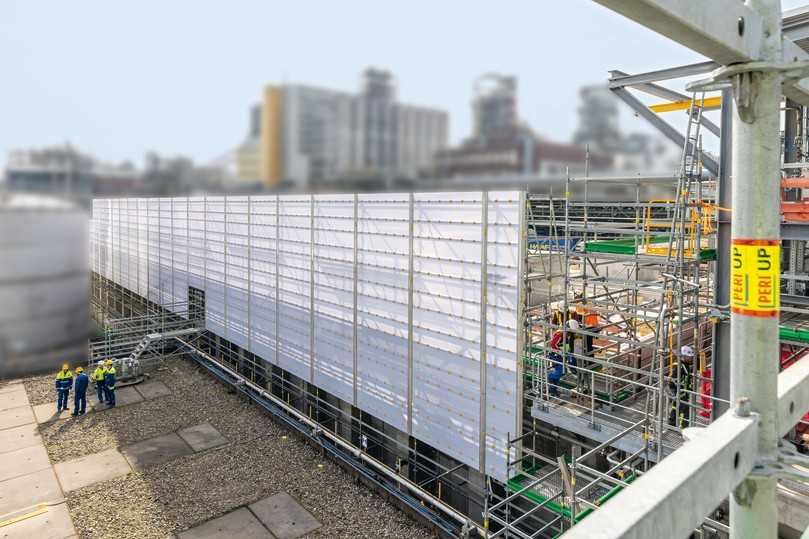 Bestandteil der Gerüstlösung bei BASF war die zuverlässige Abschottung mit dem neuen Peri up-Cladding zum angrenzenden Ex-Bereich. | Foto: Peri Deutschland/Andreas Tausend Bestandteil der Gerüstlösung bei BASF war die zuverlässige Abschottung mit dem neuen Peri up-Cladding zum angrenzenden Ex-Bereich. | Foto: Peri Deutschland/Andreas Tausend