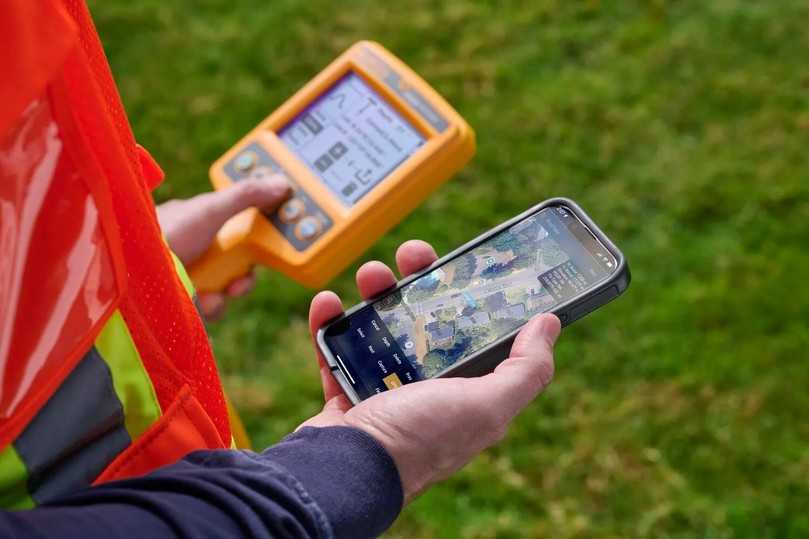 Das System speist Signale bis zu einer Tiefe von sechs Metern ein. Dank der nahtlosen Bluetooth-Integration in die PointMan-App können Anwender Fundstellen direkt auf dem Smartphone dokumentieren. | Foto: Fluke
