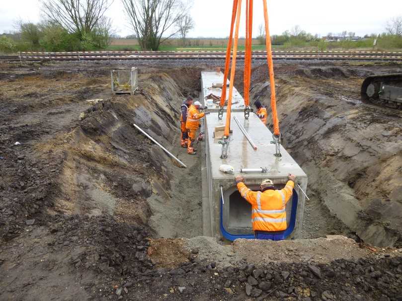 Statt in Ortbetonbauweise wurde das Bauwerk mit 5 Meter langen Rahmenfertigteilen errichtet. | Foto: Königbau GmbH Statt in Ortbetonbauweise wurde das Bauwerk mit 5 Meter langen Rahmenfertigteilen errichtet. | Foto: Königbau GmbH