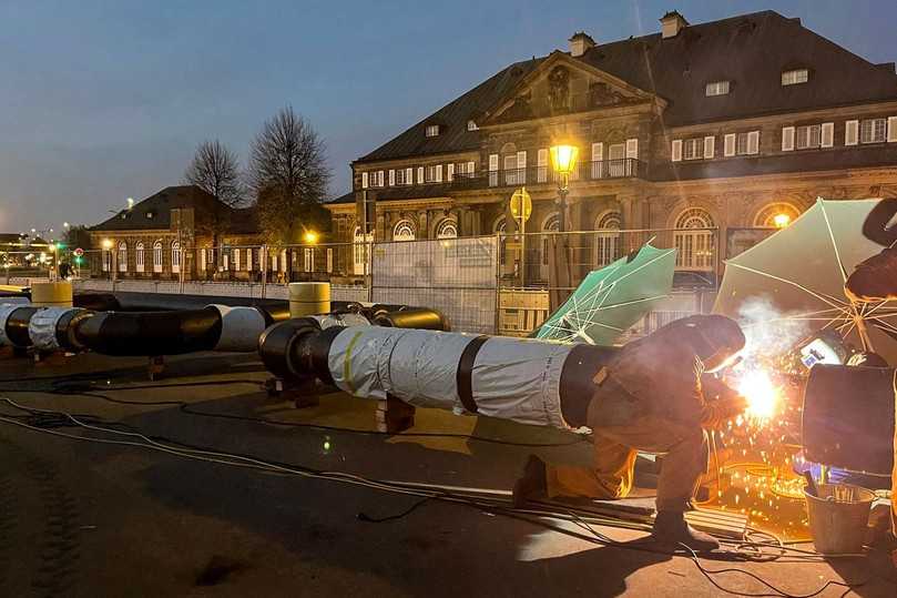 Rund 300 Schweißverbindungen mussten die Mitarbeiter von Ludwig Pfeiffer für die insgesamt 1.200 Meter lange provisorische Fernwärmeleitung erstellen. | Foto: Ludwig Pfeiffer Hoch- und Tiefbau