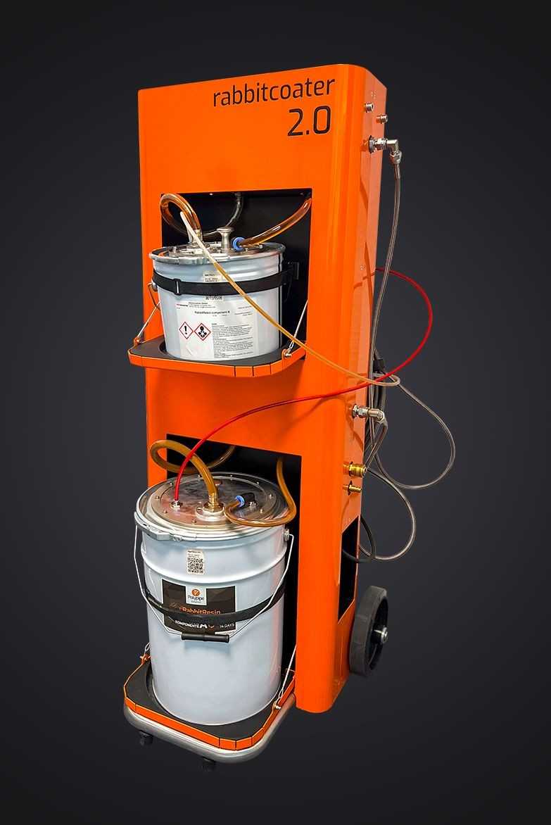 Der Rabbitcoater 2.0 – schlanker, leichter und direkt mit Harz- und Härter-Eimern statt Tanks | Foto: Resinnovation