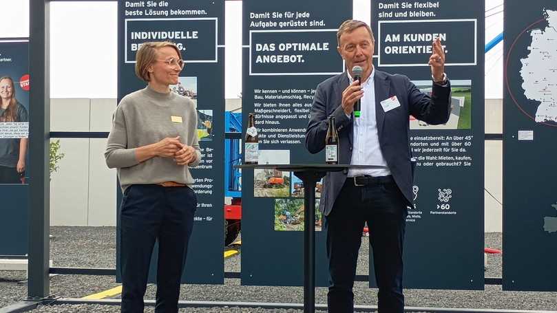 Wollen die „Faszination Baumaschinen" für alle erlebbar machen: Coreum-Gründer Toni Kiesel mit Tochter Kathrin Kiesel, Geschäftsführerin, beim Innovationstag. | Foto: B_I MEDIEN/Budde