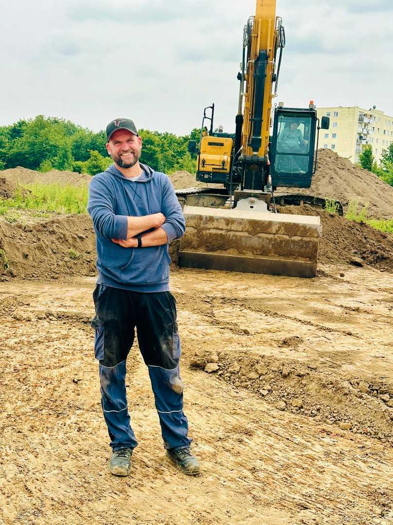 Archäologe Stefan Ciesielski vor seinem maschinellen Helfer. | Foto: Sany