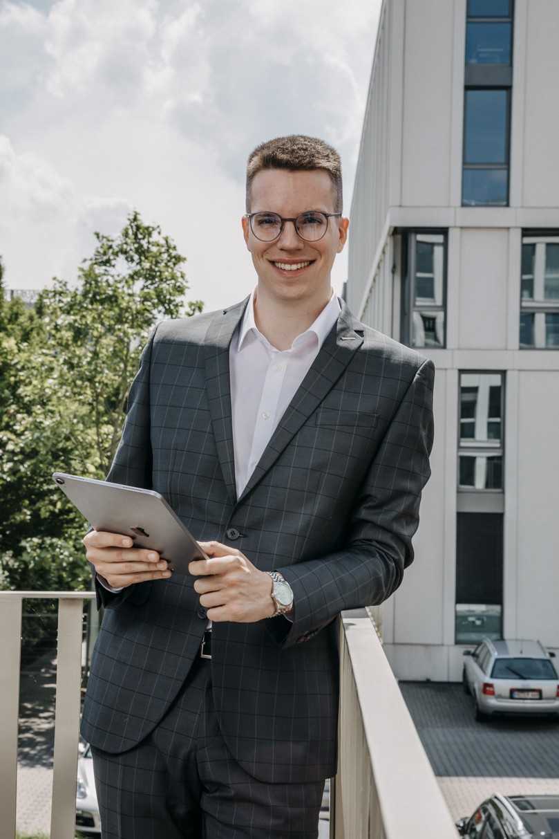 Fabian Zamzau und Michael Polit sind die Geschäftsführer der Otter Consult. Sie unterstützen Unternehmer dabei, einen qualifizierten Nachfolger für ihren Betrieb zu finden, um ihn im Anschluss gewinnbringend an den Interessenten zu verkaufen. Das Team der Otter Consult begleitet seine Kunden hierbei bei allen wichtigen Prozessen und Entscheidungen und betreut sie vollumfänglich bis zum Verkauf. | Foto: BURAK CAYCI Fabian Zamzau und Michael Polit sind die Geschäftsführer der Otter Consult. Sie unterstützen Unternehmer dabei, einen qualifizierten Nachfolger für ihren Betrieb zu finden, um ihn im Anschluss gewinnbringend an den Interessenten zu verkaufen. Das Team der Otter Consult begleitet seine Kunden hierbei bei allen wichtigen Prozessen und Entscheidungen und betreut sie vollumfänglich bis zum Verkauf. | Foto: BURAK CAYCI