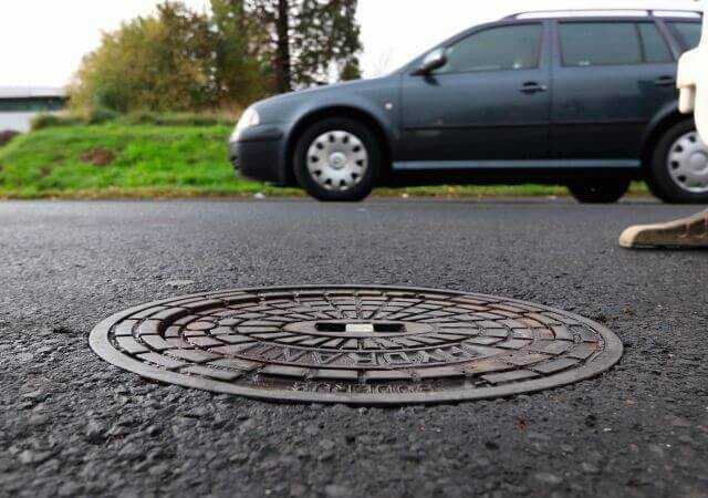 Neuheit „Flüsterkappe“: Mit wenig Aufwand Straßenkappen reparieren Neuheit „Flüsterkappe“: Mit wenig Aufwand Straßenkappen reparieren