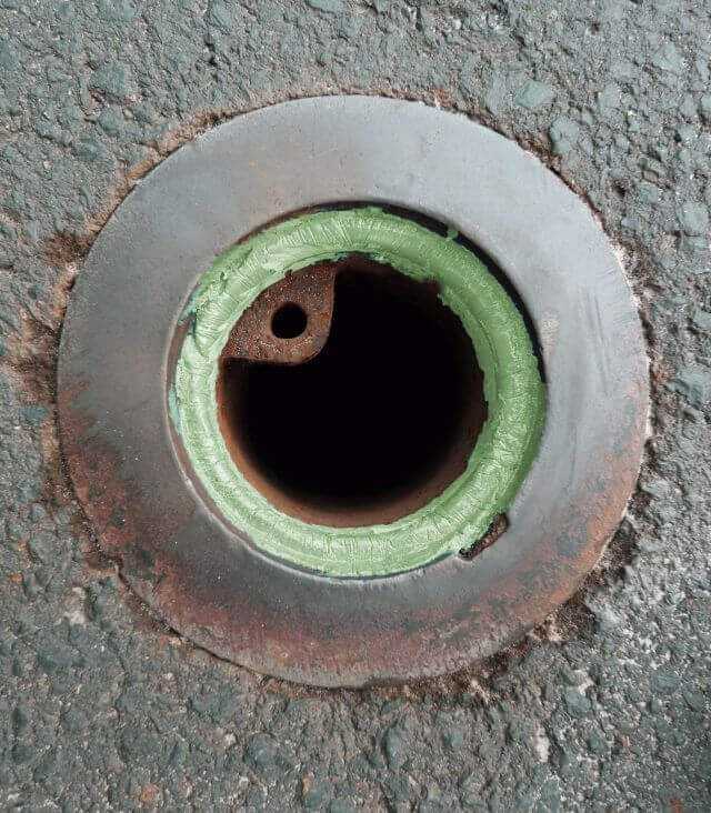 Nach der Reinigung der geöffneten Kappe inklusive Deckel wird das dauerelastische Epoxidharz auf die Auflagefläche für den Hydranten- bzw. Schieberkappendeckel aufgetragen. Nach der Reinigung der geöffneten Kappe inklusive Deckel wird das dauerelastische Epoxidharz auf die Auflagefläche für den Hydranten- bzw. Schieberkappendeckel aufgetragen.