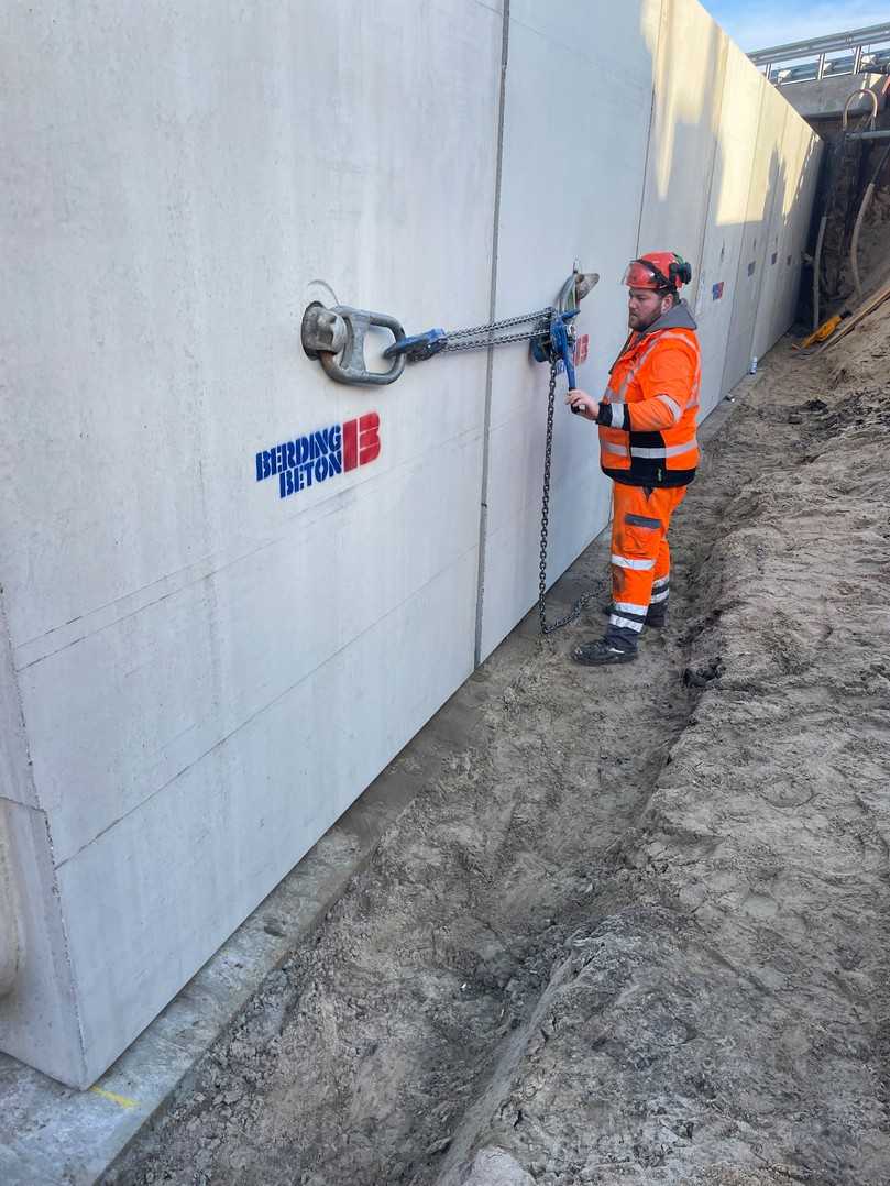 Beim Zusammenziehen der einzelnen Elemente erweisen sich die Hebeanker von Vorteil, wie hier zur Befestigung eines Flaschenzuges. | Foto: Berding Beton GmbH