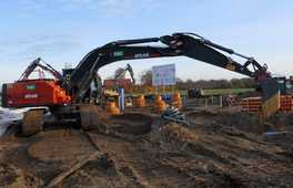 Boden kaum tragfähig? So macht's dieser Raupenbagger