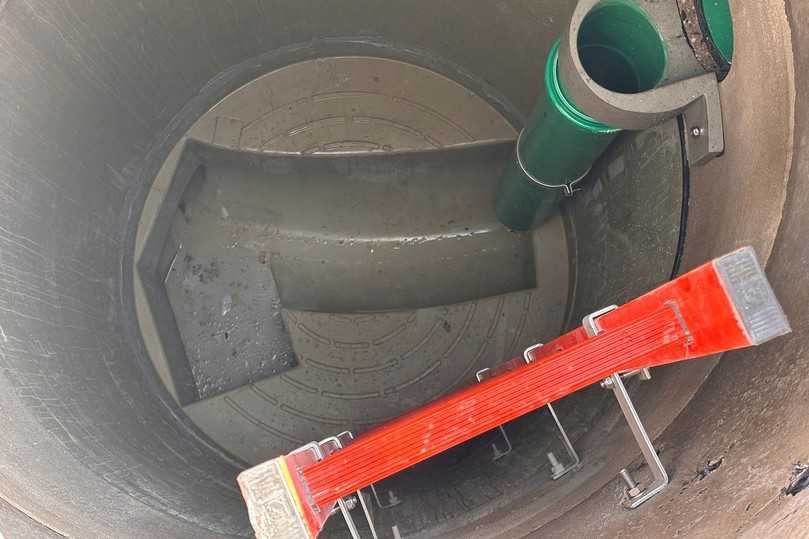 Abschließend wurde der neue Schacht DN 1200 mit einer Leiter und einem innenliegenden Absturz ausgestattet. | Foto: Gemeinde Burbach