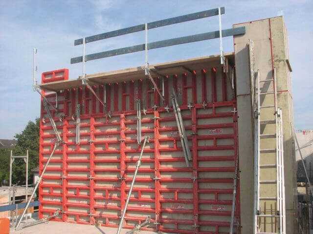 Mit der neuen UltraMax S gibt es keine Fehlzeiten durch Kranwartezeiten, keinen unwirtschaftlichen Kraneinsatz und kein unproduktives Vermischen von Zubehör mehr.