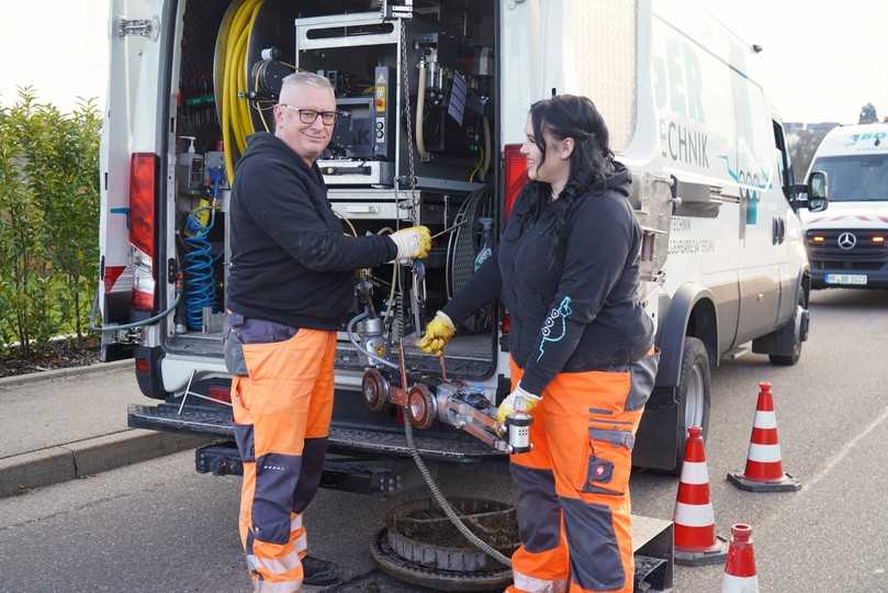 Gemeinsam im Einsatz: Ivica und Nina Crnkovic sind das Boger-Team für das neu ausgestattete Fräs- und Inspektionsfahrzeug von IBAK mit dem pneumatisch betriebenen MicroGator Air. | Foto: IBAK