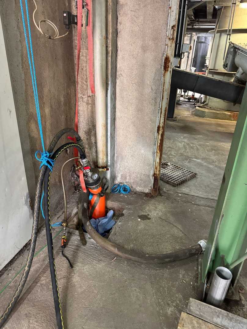 Bild 2: Linereinbau über Revisionsöffnung bei Vollbetrieb des Industrieunternehmens | Foto: RS Technik
