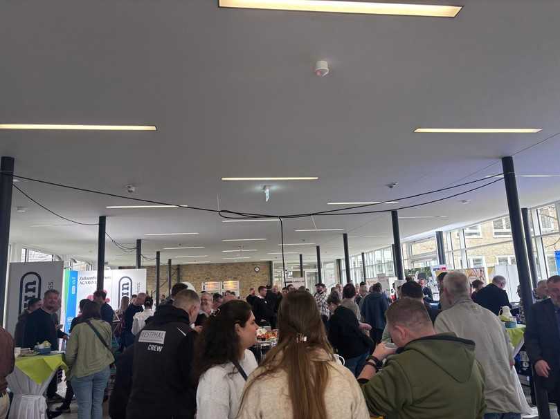 Fachlicher Austausch und Networking im Ausstellerbereich zwischen den Vortragsblöcken | Foto: B_I MEDIEN/MJ Fachlicher Austausch und Networking im Ausstellerbereich zwischen den Vortragsblöcken | Foto: B_I MEDIEN/MJ