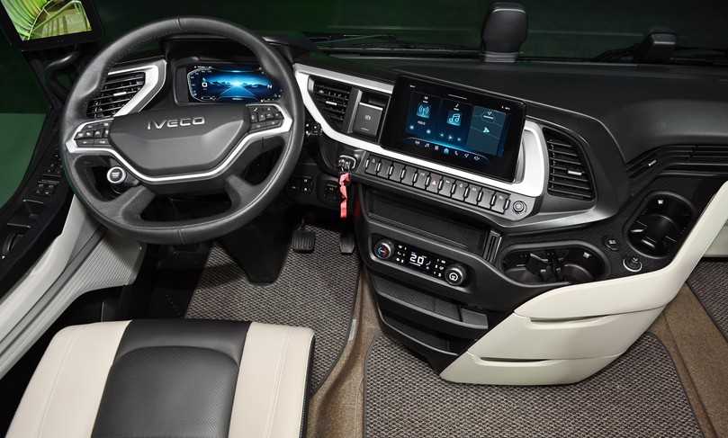 Innen erwarten den Fahrer ein neues Lenkrad mit Start-Stoppknopf, volldigitale Displays und haptische Bedientasten für wichtige Funktionen. | Foto: FH Innen erwarten den Fahrer ein neues Lenkrad mit Start-Stoppknopf, volldigitale Displays und haptische Bedientasten für wichtige Funktionen. | Foto: FH