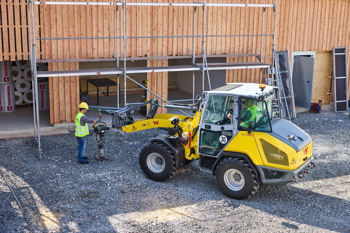 Wacker Neuson präsentierte den Radlader WL750 bei den Rehlko-„Demo Days“. Für den Antrieb der Maschine sorgt der Drei-Zylinder-Dieselmotor KDI 1903 TCR. | Foto: Wacker Neuson