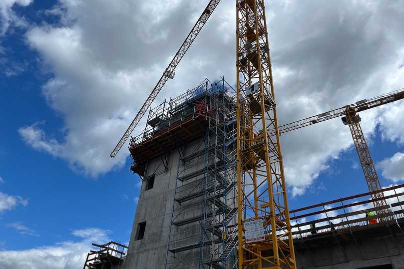 Auf der Baustelle werden erst die Treppenhauskerne und Aufzugschächte mit BMK und KSP vorgeklettert. Auf eine Nachlaufbühne wird verzichtet. | Foto: Ulma Construction GmbH Auf der Baustelle werden erst die Treppenhauskerne und Aufzugschächte mit BMK und KSP vorgeklettert. Auf eine Nachlaufbühne wird verzichtet. | Foto: Ulma Construction GmbH