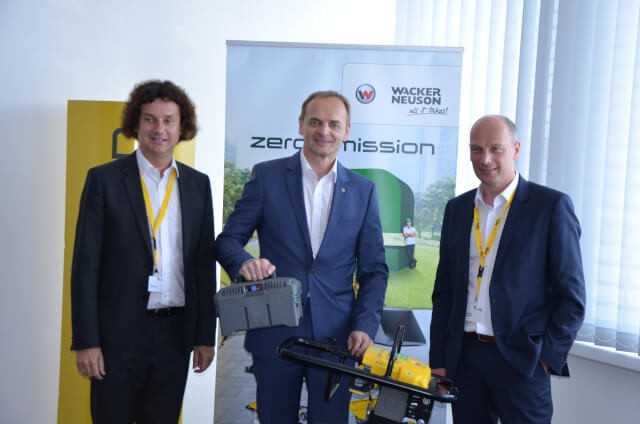 Setzen unbeirrt ihre Elektro-Offensive im Produktprogramm fort: (v.l.) Wacker Neuson Linz-Geschäftsführer Gert Reichetseder, Group-CEO Martin Lehner und Vertriebsvorstand Alexander Greschner. | Foto: B_I