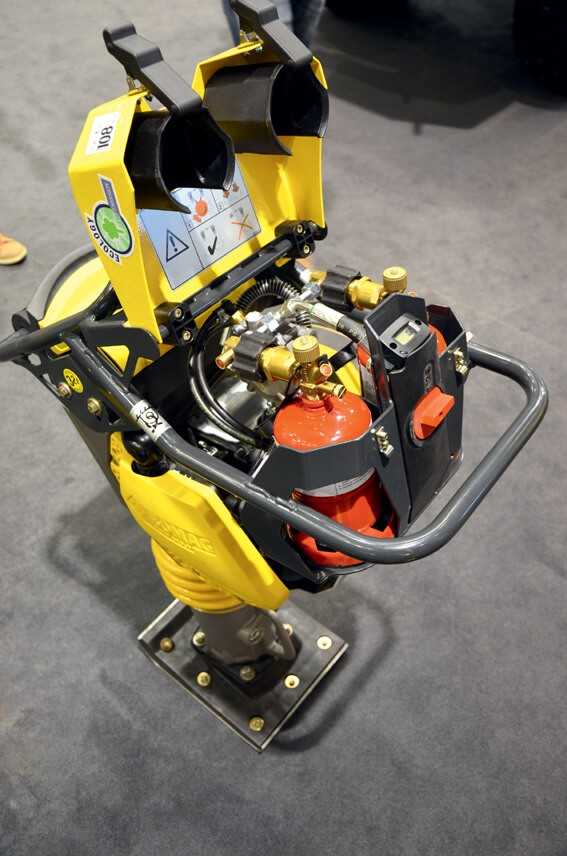 Gasstampfer von Bomag: Konzept und Antriebsmotor sind gleich, nur die Gasflaschen und zwei, drei notwendige Komponenten hat der Hersteller ausgetauscht. | Foto: bi Gasstampfer von Bomag: Konzept und Antriebsmotor sind gleich, nur die Gasflaschen und zwei, drei notwendige Komponenten hat der Hersteller ausgetauscht. | Foto: bi