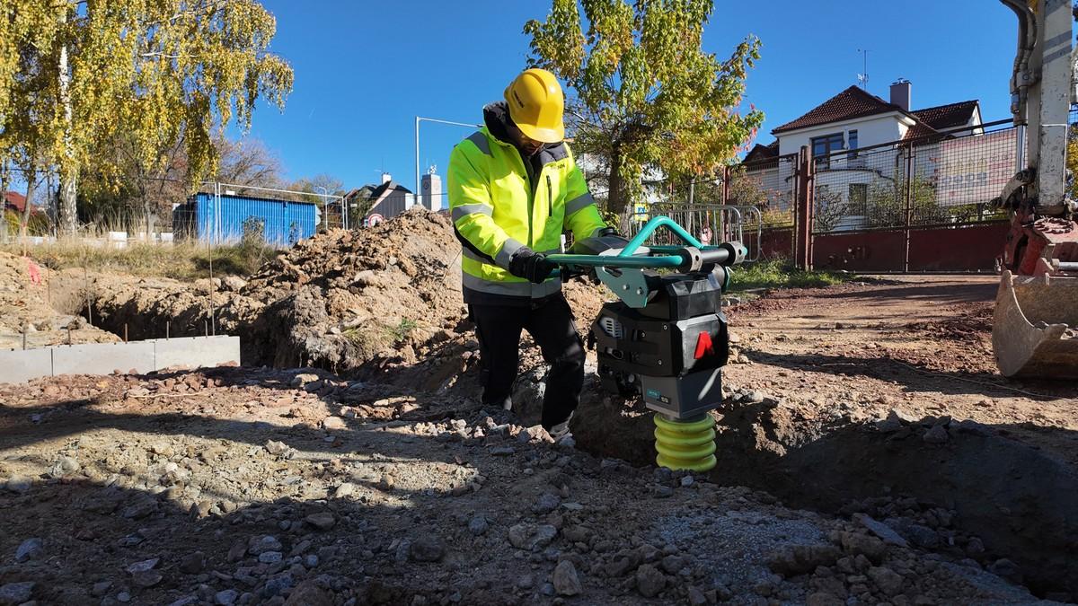 Die reduzierte Hand-Arm-Vibration spüren erfahrene Anwender schon bei der ersten Anwendung. | Foto: Ammann Die reduzierte Hand-Arm-Vibration spüren erfahrene Anwender schon bei der ersten Anwendung. | Foto: Ammann