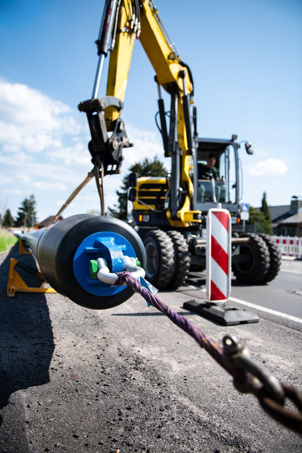 Der Rohrstrang wird vorbereitet für den Einzug mittels einer Zugwinde mit einer Zugkraft von 100 to. | Foto: Benjamin Pritzkuleit