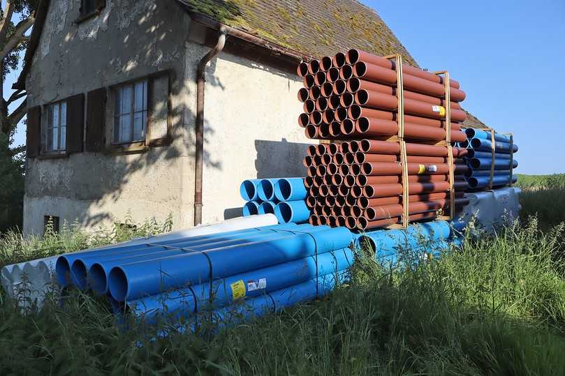 Insgesamt rund 1.100 m HS-Kanalrohre in blau und braun werden auf dem Gelände für die Entwässerung im Trennsystem verbaut. | Foto: Funke Kunststoffe GmbH