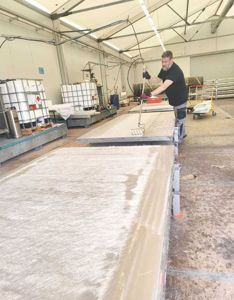 Herstellung der GFK-Platten mit Glasfasermatten und Harz. 40 bis 60 Tonnen Glas werden am Unternehmenssitz jährlich verarbeitet. | Foto: B_I/Valdix Herstellung der GFK-Platten mit Glasfasermatten und Harz. 40 bis 60 Tonnen Glas werden am Unternehmenssitz jährlich verarbeitet. | Foto: B_I/Valdix