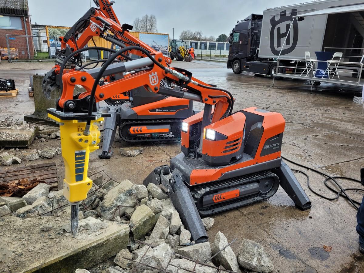 Der DXR 95 mit zwei seiner größeren Brüder im ABC Rostrup | Foto: B_I/bb Der DXR 95 mit zwei seiner größeren Brüder im ABC Rostrup | Foto: B_I/bb